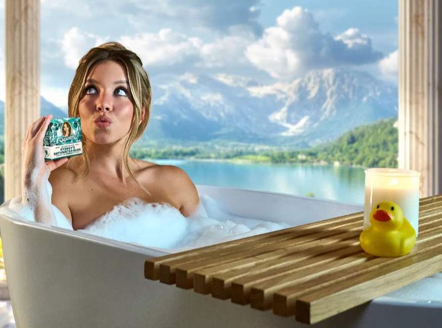 Sydney Sweeney trabalhou com a empresa Dr. Squatch em um novo sabonete chamado Sydney's Bathwater Bliss, que a empresa diz conter uma pequena quantidade de sua água de banho real. 