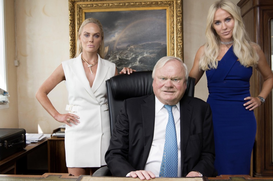 John Fredriksen em seu escritório em Oslo com suas filhas gêmeas